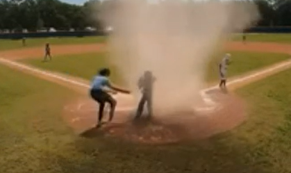 Tornado surge de repente e “engole” criança em jogo de beisebol; veja