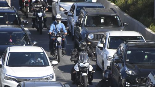 Carros no trânsito da cidade de São Paulo