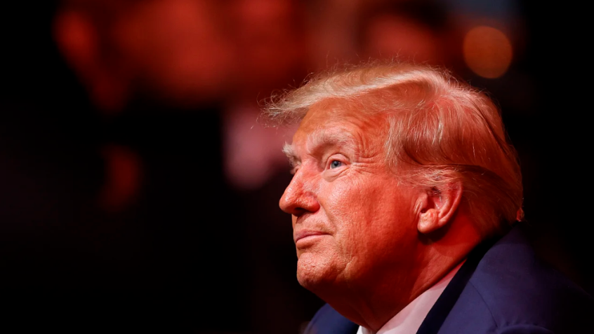 O ex-presidente dos EUA, Donald Trump, participa do UFC 287 no Kaseya Center em 8 de abril de 2023, em Miami, Flórida. / Carmen Mandato/Getty Images