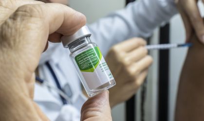 Vacinas atualizadas contra Covid-19 devem chegar em setembro nos EUA, segundo autoridades