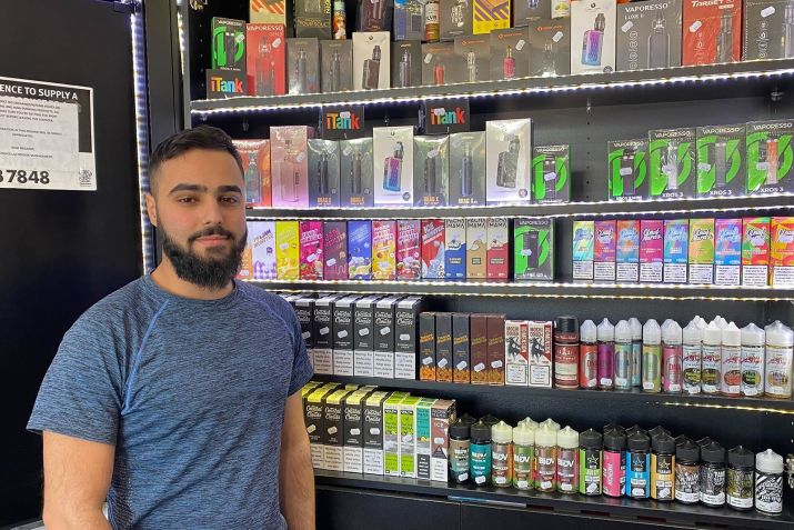 Ali Ayoub vende uma variedade de fluido de vape colorido com sabores doces / Hilary Whiteman/CNN