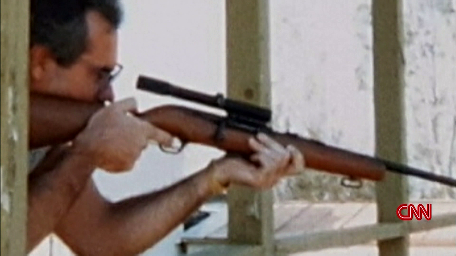 Richard segurando uma espingarda / Crystal / CNN