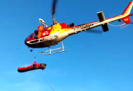 Piloto de parapente é resgatado de helicóptero após sofrer queda de 50 metros em MG