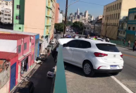 Grávida é atingida em acidente entre 2 veículos e sofre queda de 10 metros em SP