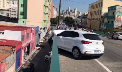 Grávida é atingida em acidente entre 2 veículos e sofre queda de 10 metros em SP