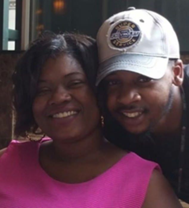 Rymir Satterthwaite e sua mãe Wanda, que alega ter engravidado de Jay-Z em 1993 / Daily Mail/ Reprodução