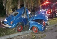 Homem tem ferimentos graves após acidente que deixou Fusca retorcido em SC