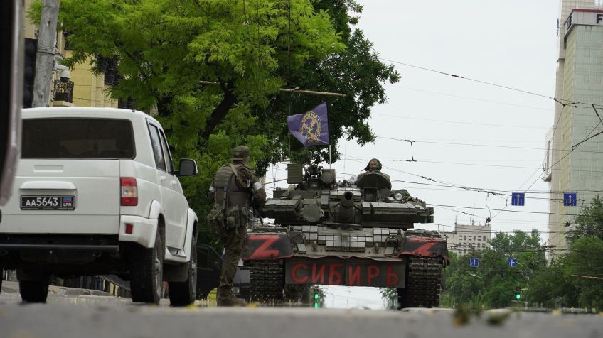 Veículos blindados e integrantes do grupo Wagner nas ruas durante tensões entre o Kremlin e o grupo paramilitar russo em Rostov-on-Don, Rússia, em 24 de junho. / Agência Anadolu/Getty Images