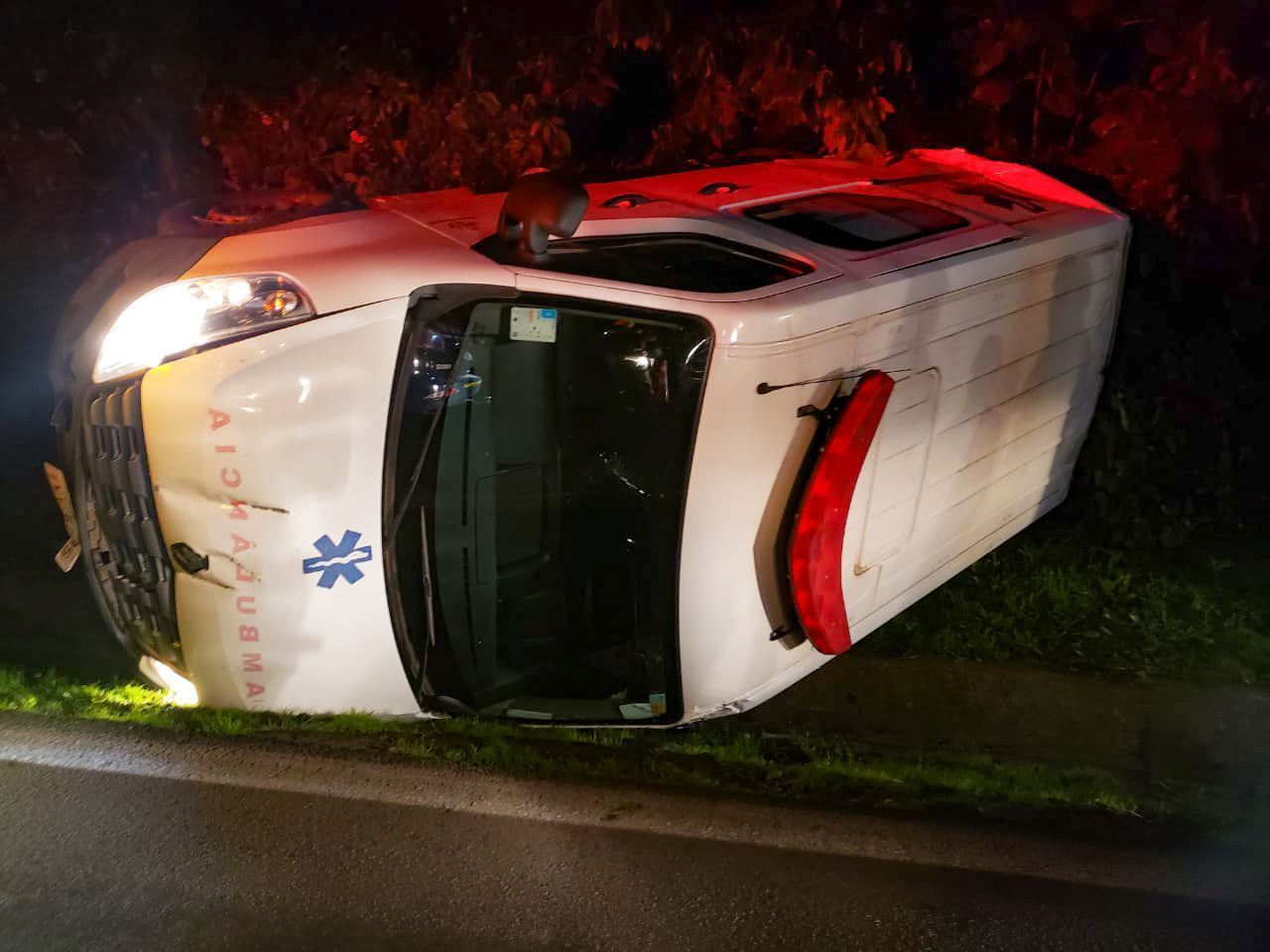 Embriagado, homem furta e capota ambulância em Pouso Novo, afirma polícia