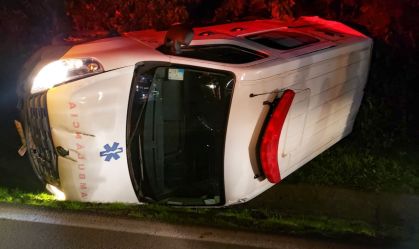 Embriagado, homem furta e capota ambulância em Pouso Novo, afirma polícia