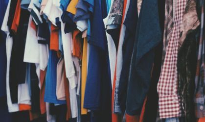 Guerra comercial deve encarecer roupas básicas nos EUA; entenda