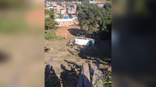 Van escolar com 20 crianças cai em barranco no interior de SP