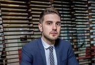 Quem é Alexander Soros, filho de George Soros que vai assumir império de US$ 25 bilhões
