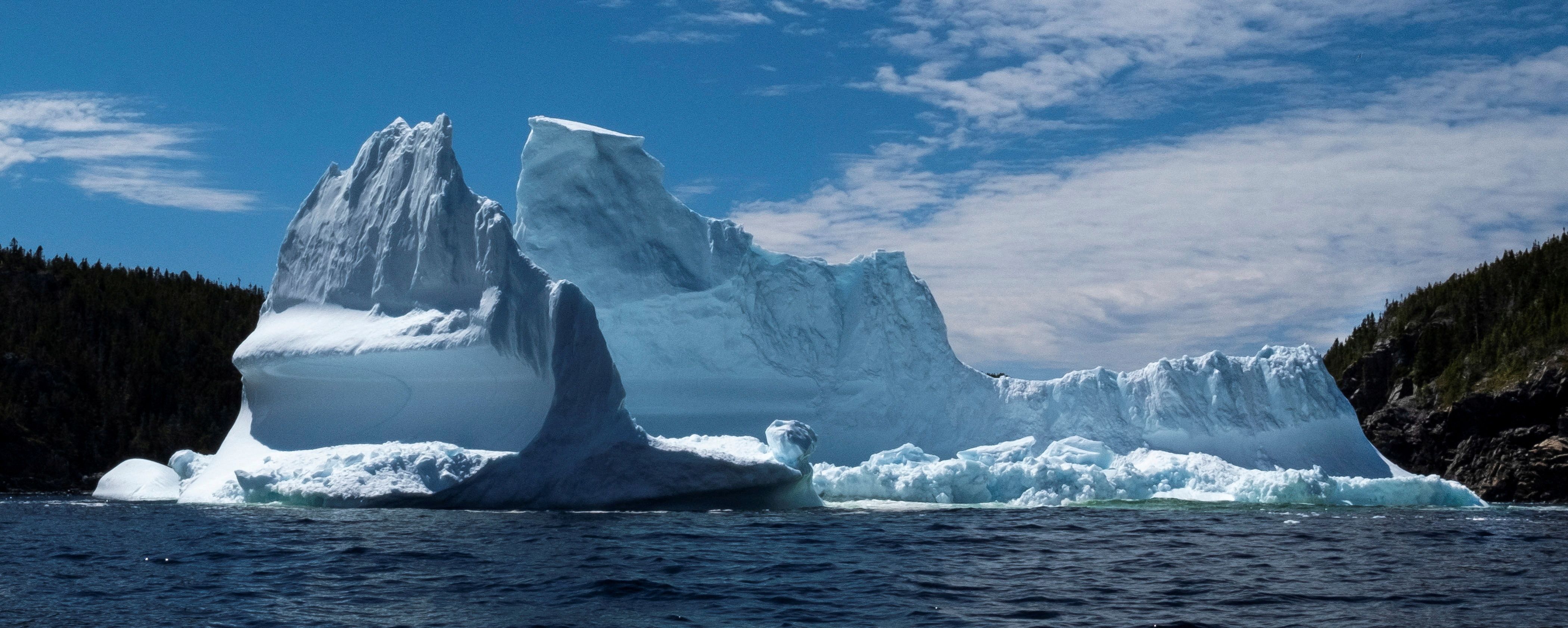 Grande iceberg à deriva na costa de Triton, Newfoundland, Canadá
