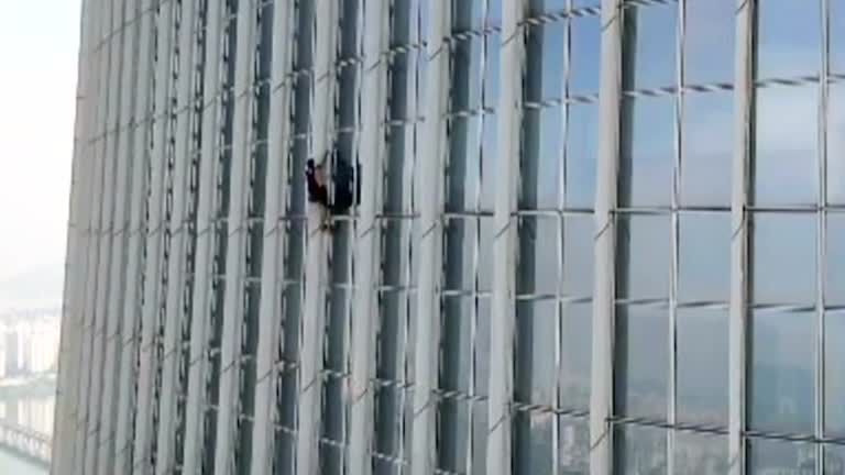 Briton climbs Seoul skyscraper without ropes, gets detained by police
