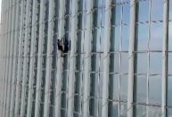 Homem é preso após escalar 6º edifício mais alto do mundo sem proteção; veja vídeo