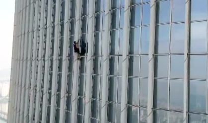 Homem é preso após escalar 6º edifício mais alto do mundo sem proteção; veja vídeo