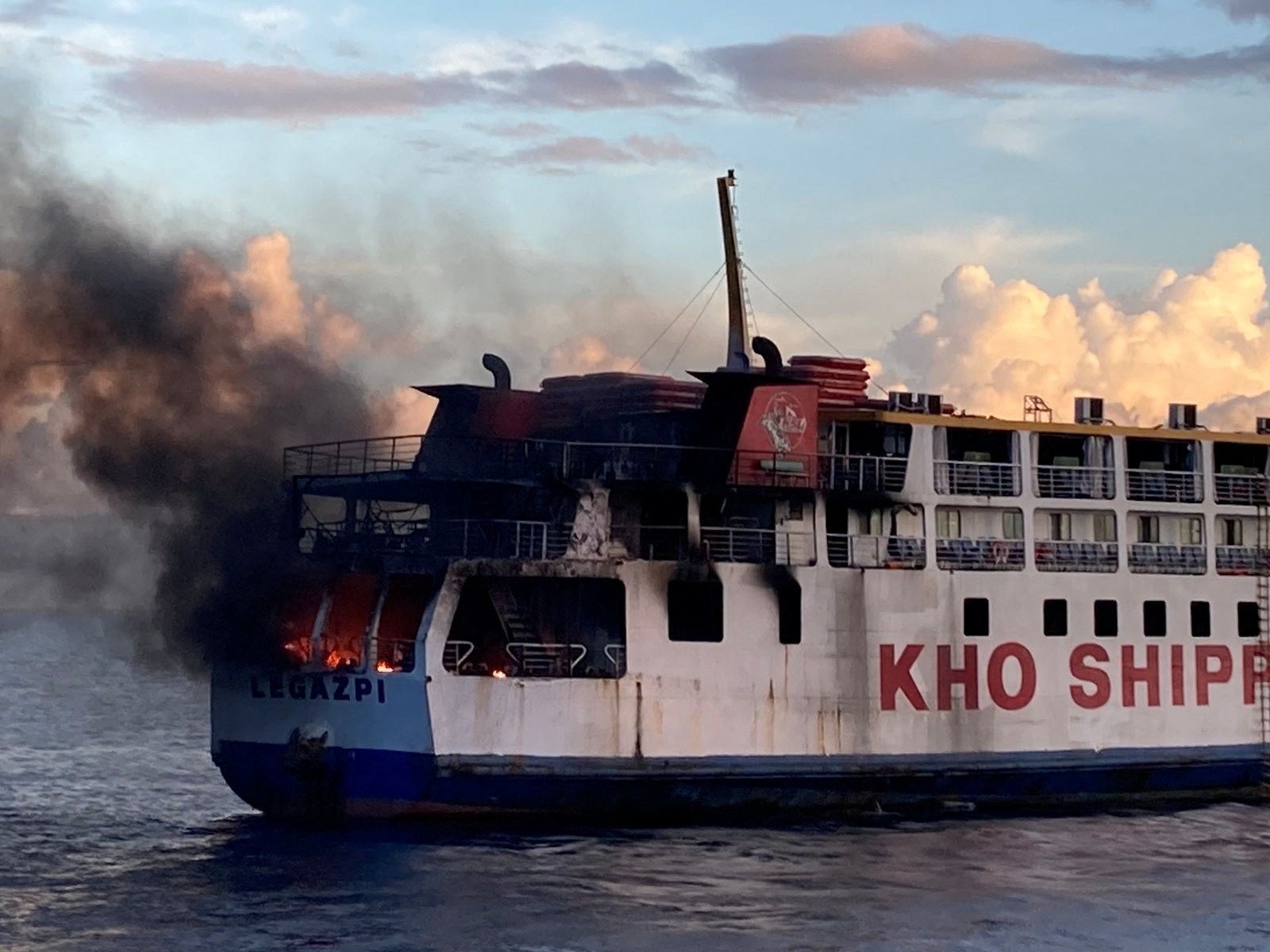 Fumaça devido a incêndio em uma balsa em Bohol, Filipinas