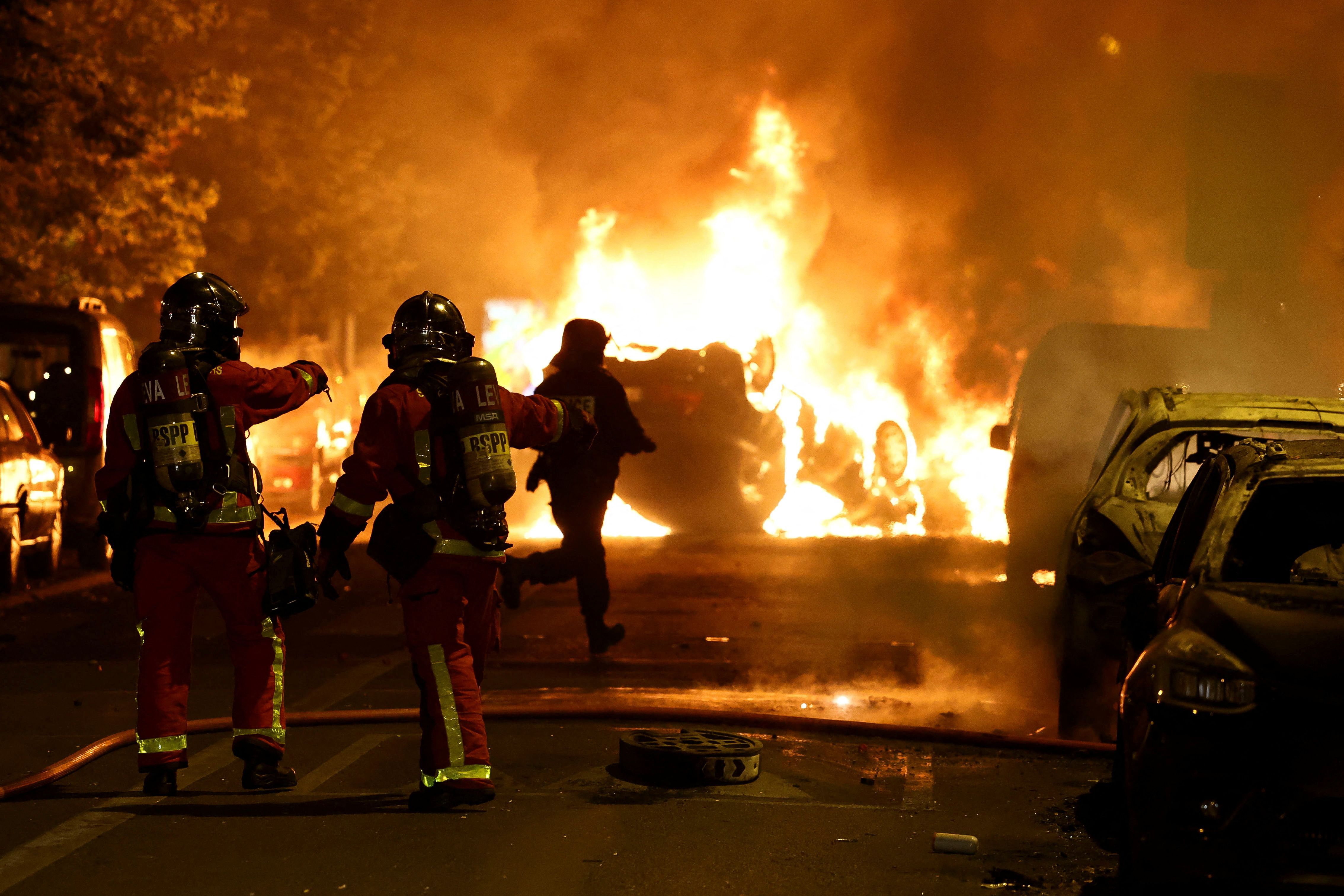 Bombeiros e polícia atuam durante confrontos entre manifestantes e policiais, após a morte de adolescente de 17 anos por um policial francês durante uma blitz