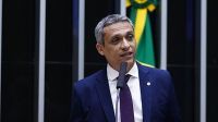 Câmara aprova suspensão de ação penal contra Gustavo Gayer