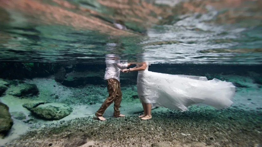 A fotógrafa de casamentos Kimber Greenwood é especialista em casamentos subaquáticos e viu um salto no interesse dos casais este ano / Reprodução/Water Bear Photography
