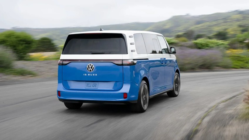 Tal como acontece com o VW Microbus original, versões básicas de tração nas duas rodas do ID. Buzz tem tração traseira / Divulgação/ Volkswagen
