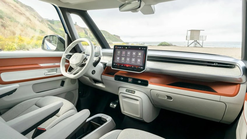 O interior do VW ID. O Buzz possui uma tela sensível ao toque central de 13 polegadas e um console de armazenamento removível / Divulgação/ Volkswagen