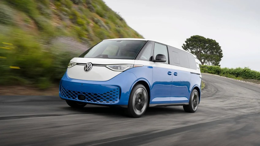 Na América do Norte, a Volkswagen oferecerá uma versão de longa distância entre eixos do VW ID. Buzz com três filas de assentos / Divulgação/ Volkswagen