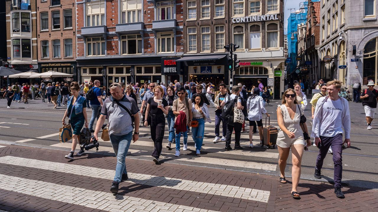 Alguns lugares têm recebido multidões de nível de alta temporada mesmo antes do verão. / Marc Bruxelle/Alamy Stock Photo