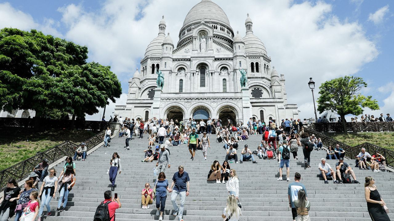 Os turistas que visitam os principais pontos turísticos da Europa podem enfrentar multidões na rua nesse verão.