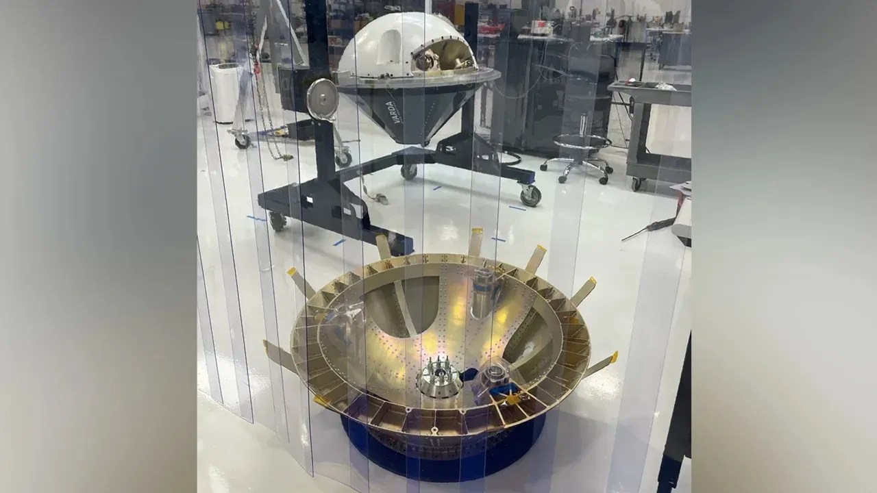 A cápsula de Varda, cujo artigo de teste é mostrado na parte de trás, foi lançada em um foguete SpaceX / Delian Asparouhov