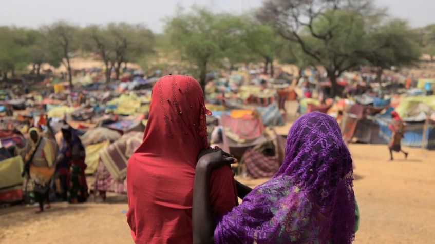 Meninas sudanesas que fugiram do conflito na região sudanesa de Darfur e foram deslocadas primeiro dentro do Sudão, depois para o Chade, olham para abrigos improvisados perto da fronteira entre o Sudão e o Chade, em Borota, Chade, em 13 de maio de 2023. / Zohra Bensemra/Reuters.