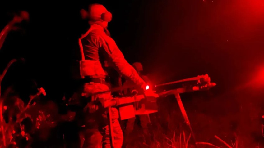 Esta unidade aproveita a melhor capacidade de visão noturna da Ucrânia para atingir as forças russas à noite. / Frederik Pleitgen/CNN