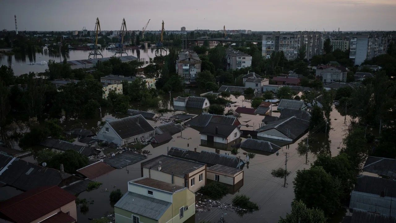 Casas inundadas em bairro de Kherson, Ucrânia, quarta-feira, 7 de junho de 2023. / Felipe Dana/AP