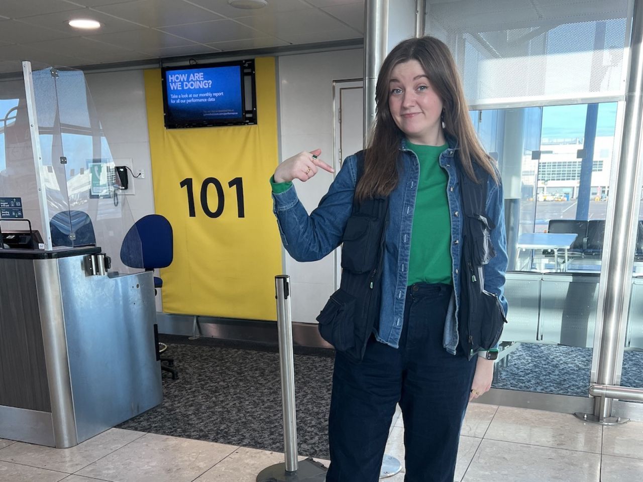Aqui está Chelsea Dickenson em um aeroporto, usando o colete de pesca recheado com roupas extras / Divulgação/Chelsea Dickenson