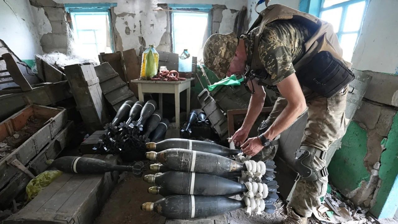 Assim que os morteiros de 120 mm de fabricação americana foram entregues, eles foram limpos e preparados para o ataque. / Mark Phillips/CNN.