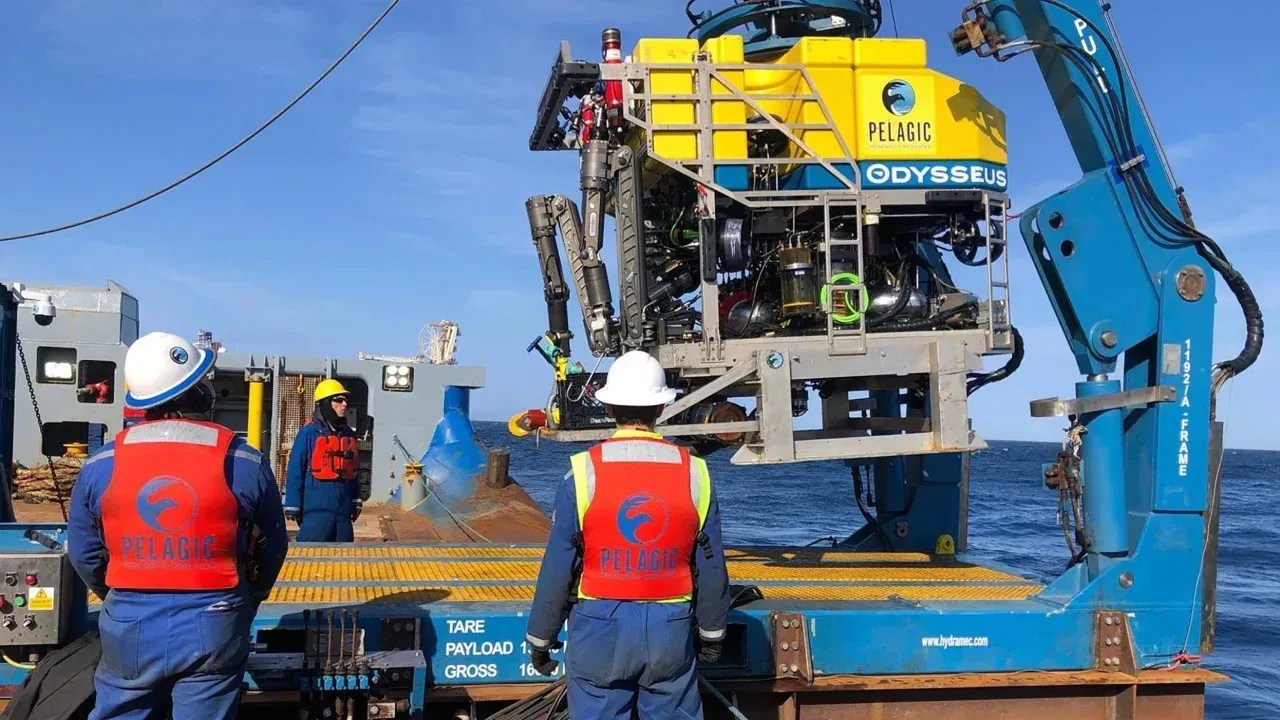 O veículo operado remotamente da Pelagic, Odysseus 6, é retirado do oceano após procurar por detritos do submersível Titan em 22 de junho de 2023 / Pelagic Research Services