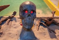 Esse minicampo de golfe está enterrado sob uma casa funerária; veja fotos