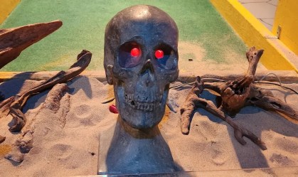 Esse minicampo de golfe está enterrado sob uma casa funerária; veja fotos