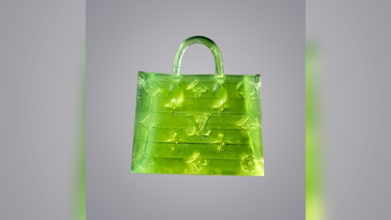 Bolsa microscópica 'Louis Vuitton' vendida por US$ 63 mil em um leilão, o mais recente projeto do coletivo de arte MSCHF / MSCHF