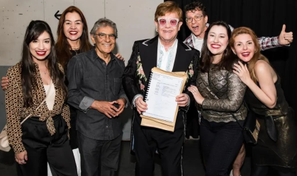 Ex-ministro do STF entrega a Elton John cópia de decisão que reconheceu união homoafetiva no Brasil