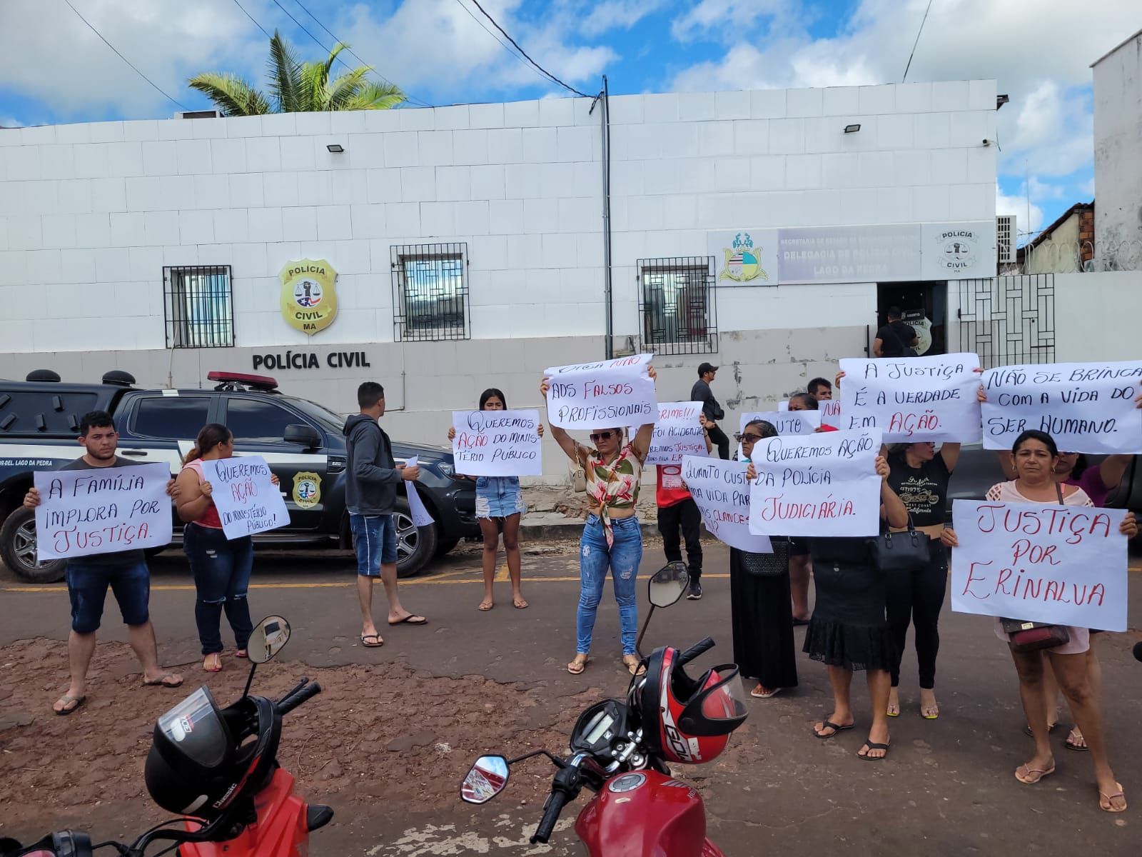Na semana passada, parentes e amigos da vítima protestaram em frente à delegacia que investiga o caso / Yraiane de Jesus/arquivo pessoal