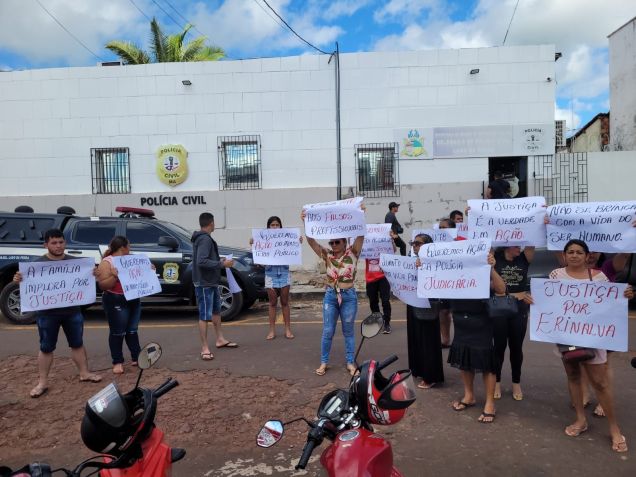 Na semana passada, parentes e amigos da vítima protestaram em frente à delegacia que investiga o caso / Yraiane de Jesus/arquivo pessoal