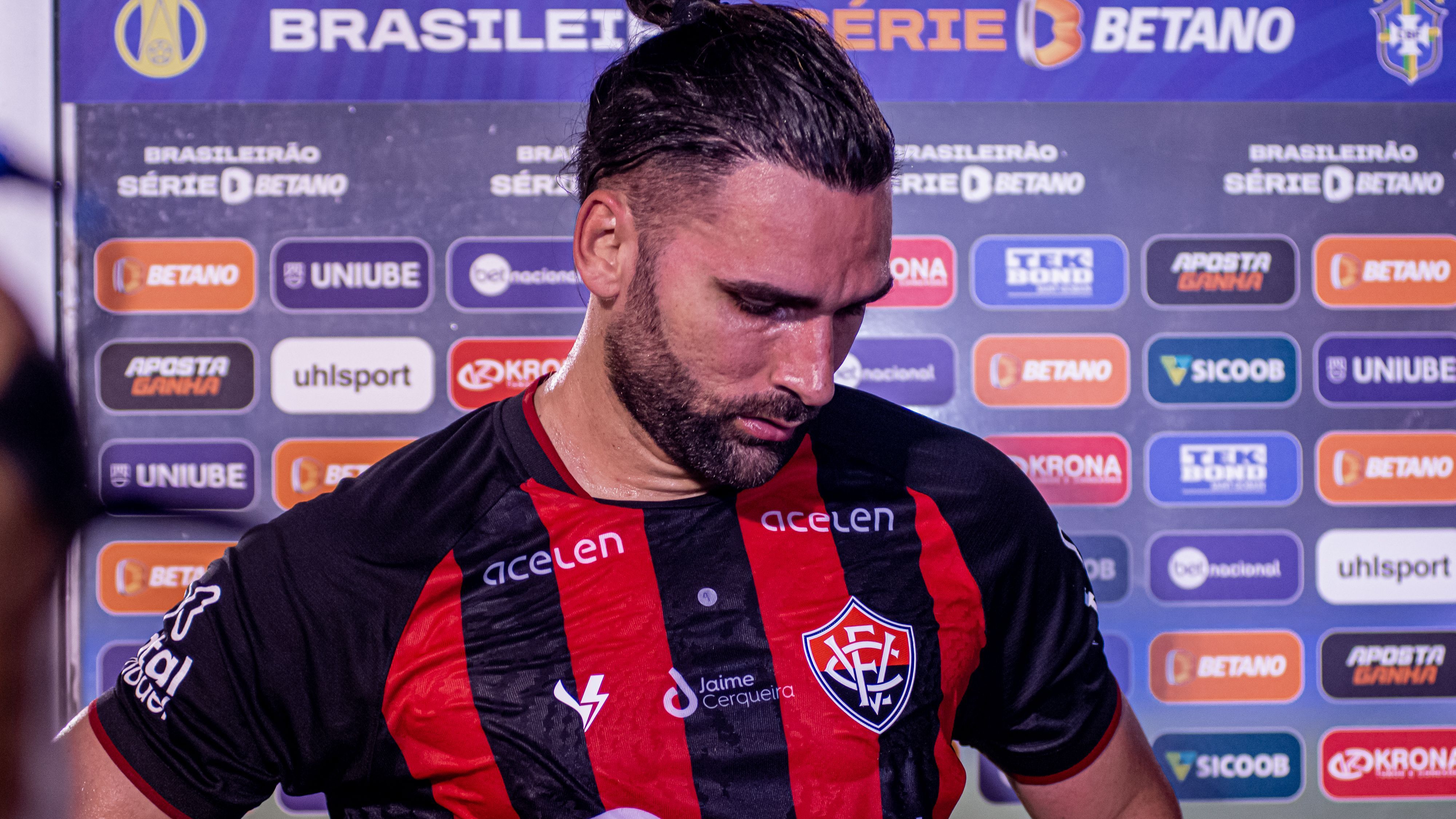 Léo Gamalho com a camisa do Vitória