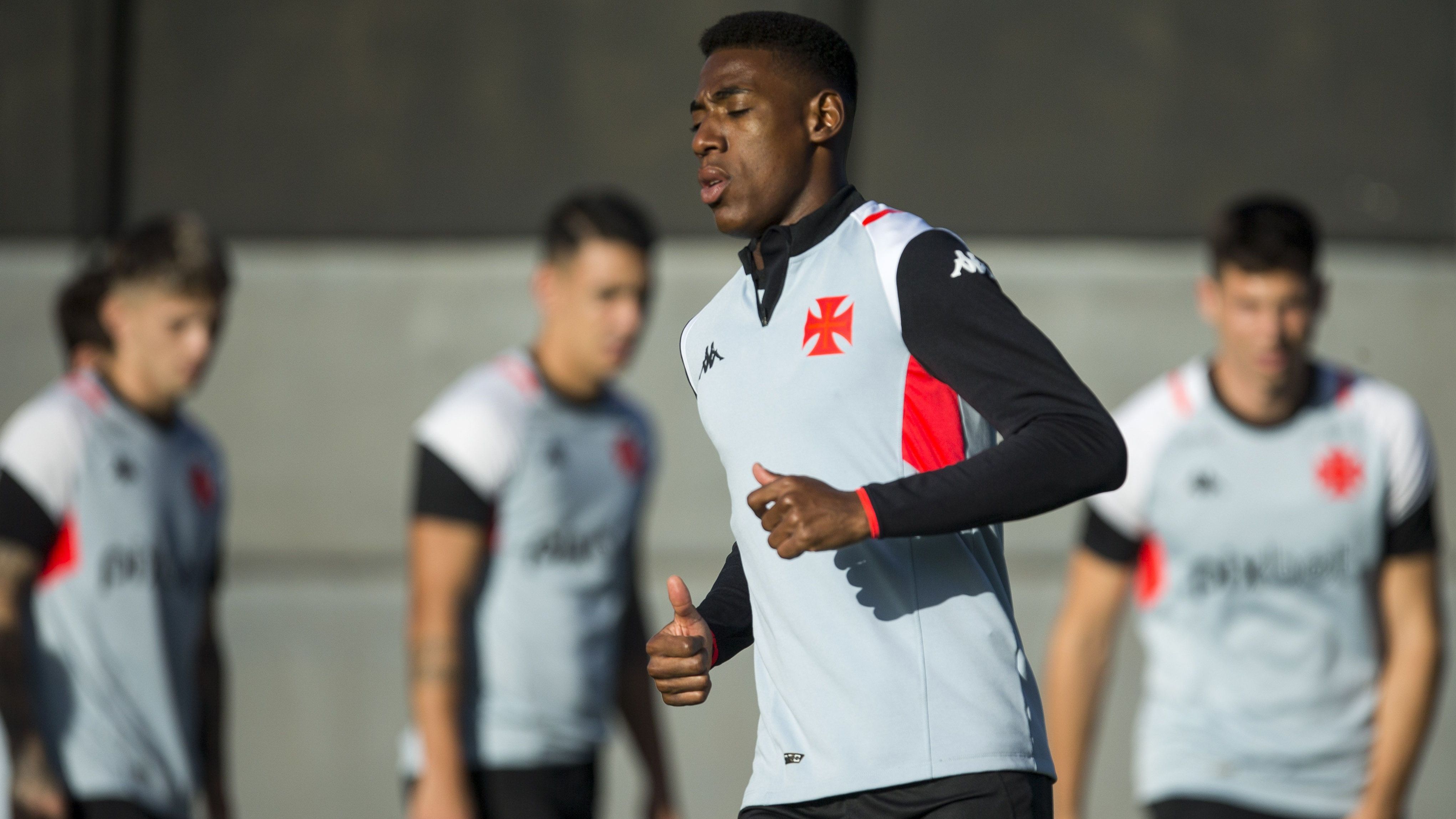 Zagueiro Léo em treinamento do Vasco