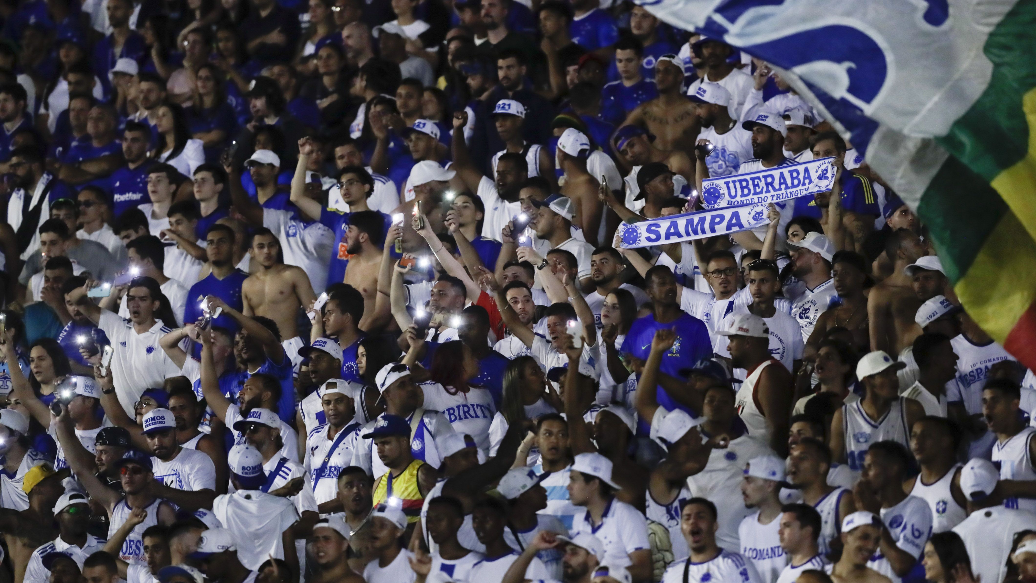 Torcida do Cruzeiro no clássico contra o Atlético-MG