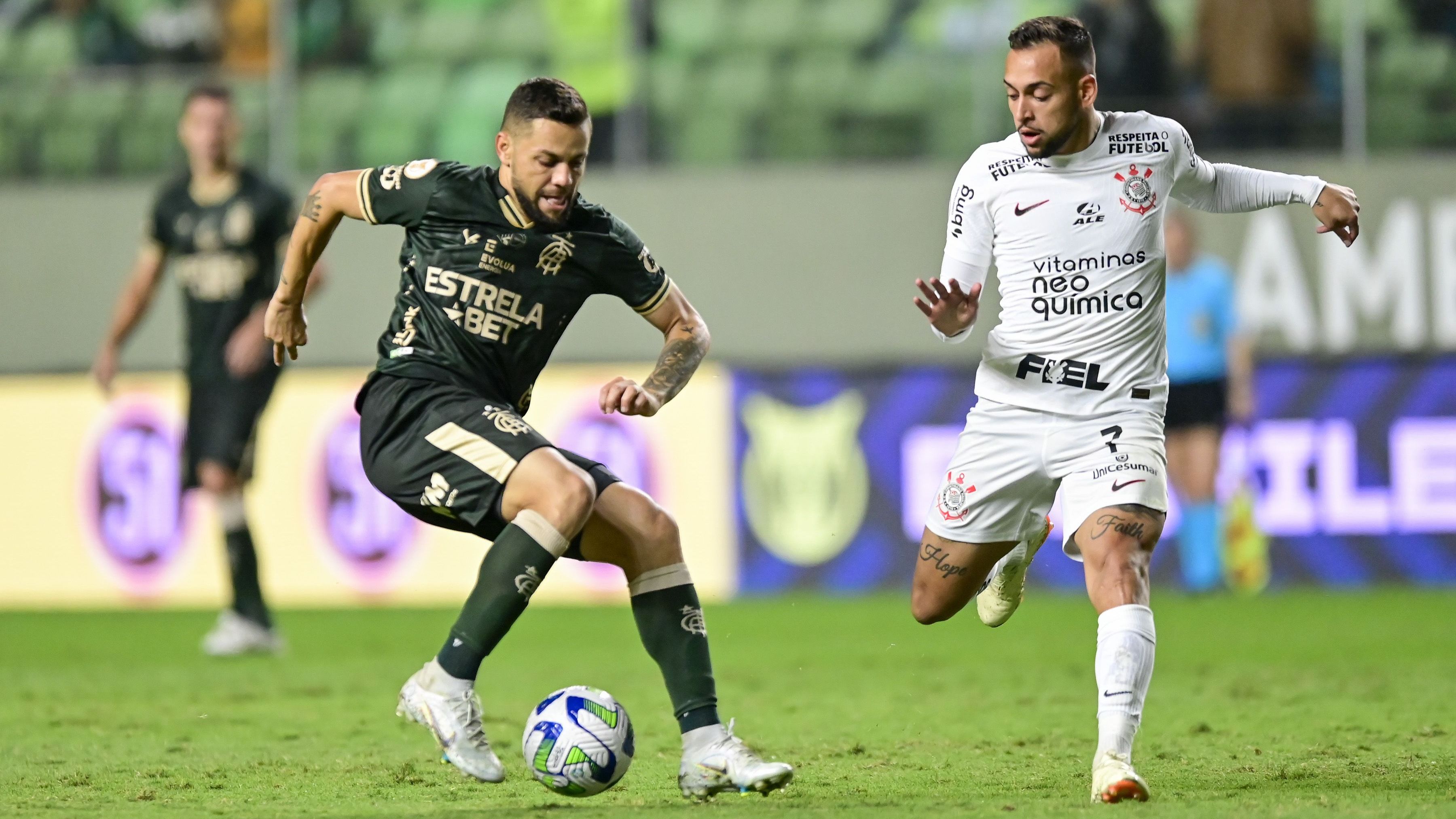 América-MG e Corinthians duelaram no Independência