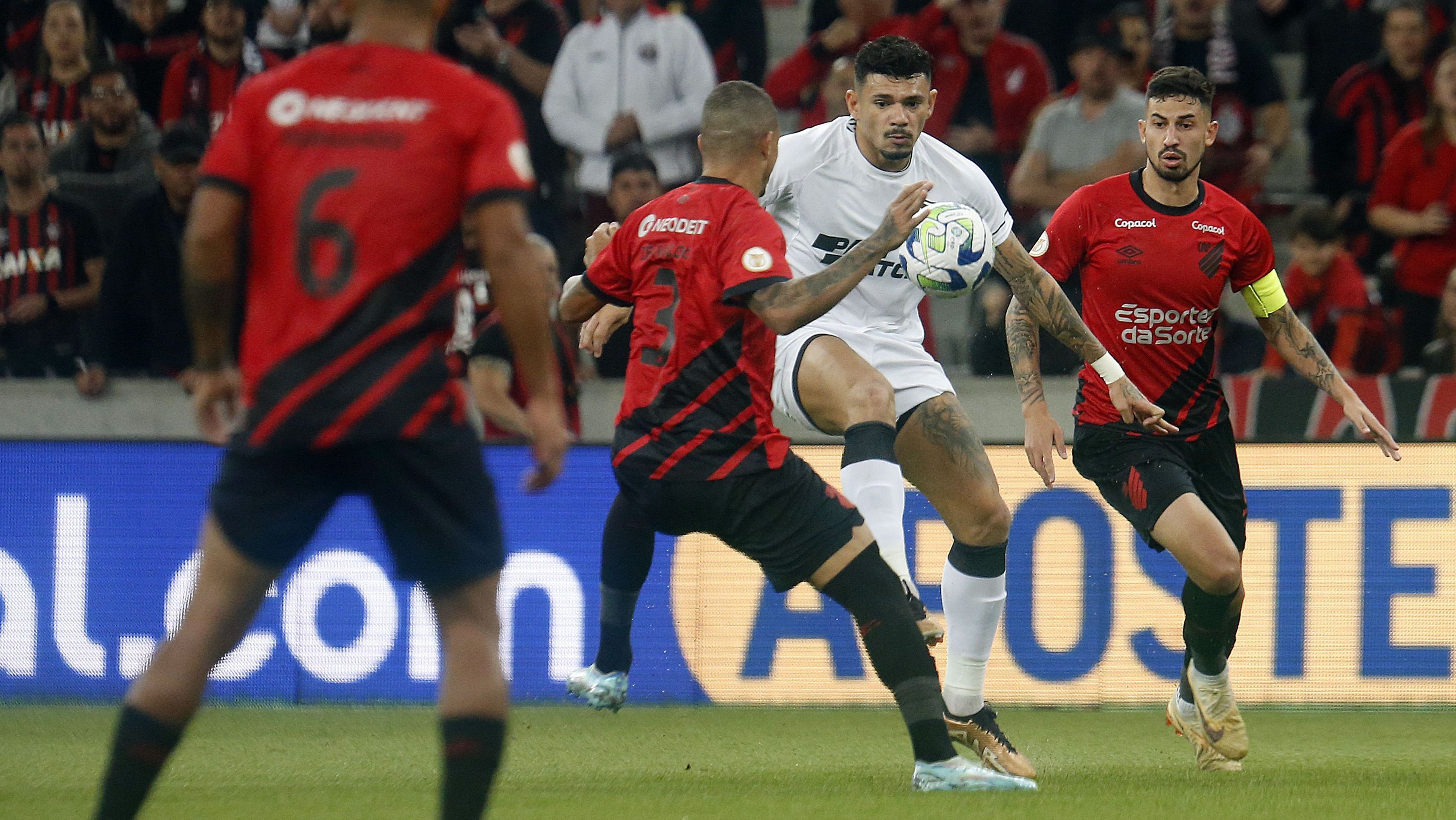 Tiquinho Soares disputa bola com zagueiros do Athletico-PR