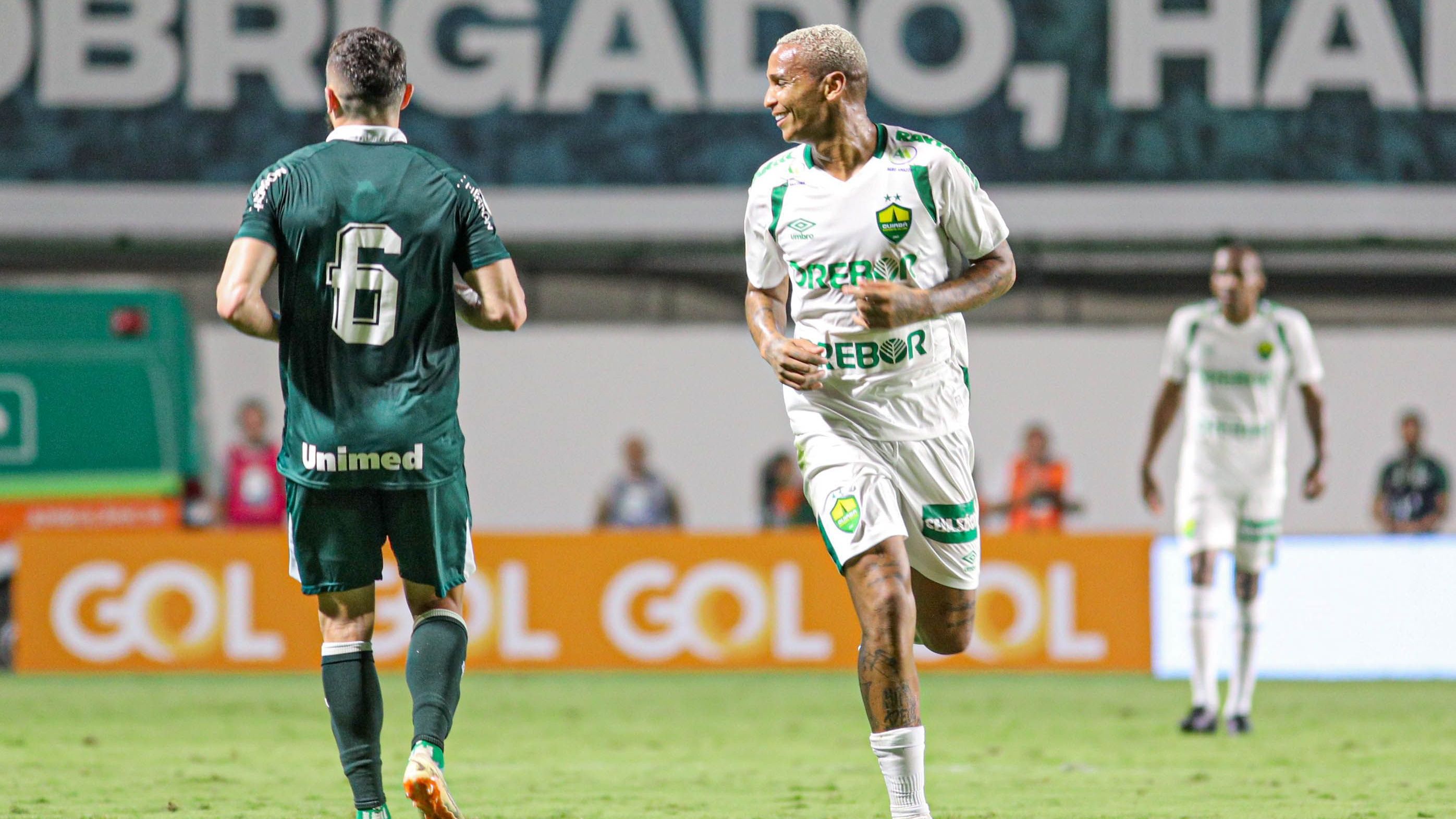Deyverson ri durante a vitória do Cuiabá sobre o Goiás