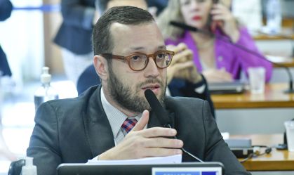 Comissão de Relações Exteriores deve ser de Filipe Barros, diz Bolsonaro